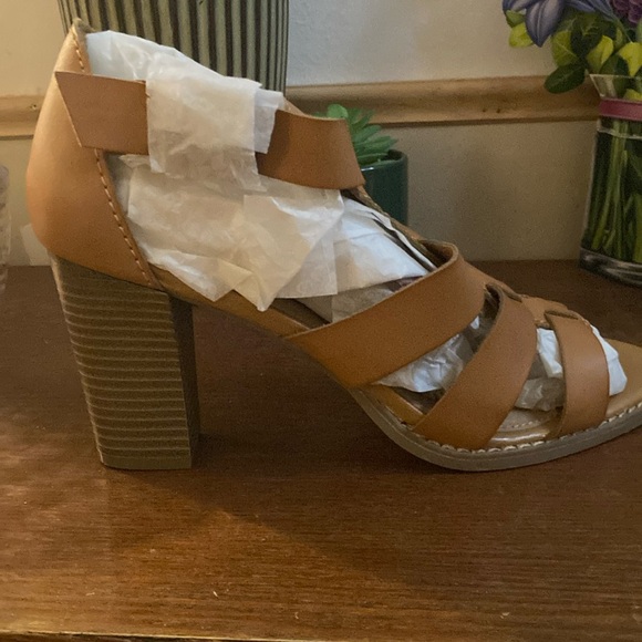 Tan Cage strap heels 10 wide - Picture 3 of 5